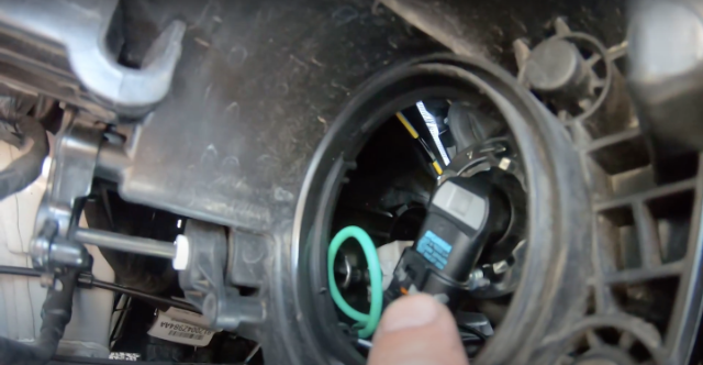 How to replace a lightbulb on a used Hyundai Santa Fe - Automotive News ...