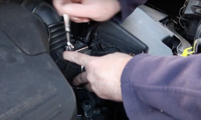 How to replace the car battery on a Ford Kuga - Automotive News ...