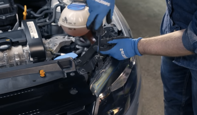 How to replace a lightbulb on a Audi A3 - Car Ownership - AutoTrader