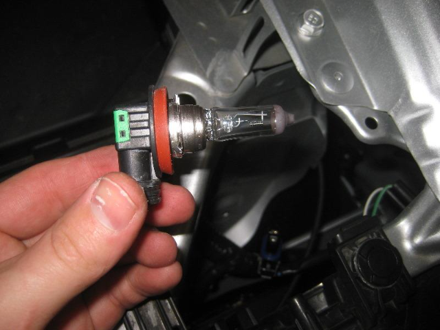 How to replace a lightbulb on a Subaru Outback - Car Ownership - AutoTrader