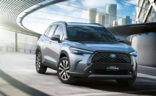 Which Toyota Corolla Cross is better: petrol or hybrid?