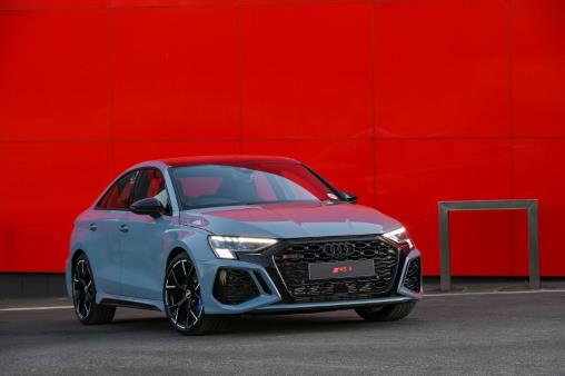Does the Audi RS3 Sedan have a sunroof?