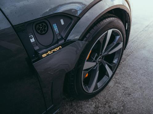 How long does an electric car battery last?