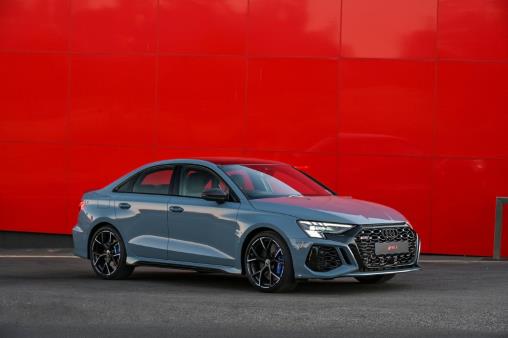Does the Audi RS3 Sedan have heated seats?