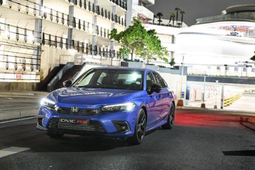 Does the Honda Civic RS have a sunroof?