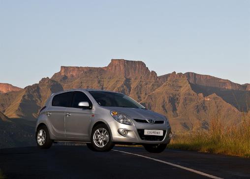 How to replace the car battery on a Hyundai i20 (2008-2014)