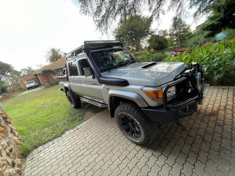 Toyota Land Cruiser 79 External Roll Cage with Roof Rack & 2 Spare