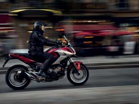 Honda NC750 DCT (2022) Review - Expert Honda NC750 Bike Reviews - AutoTrader