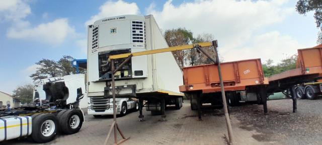 ICE COLD BODIES SEMI FRIDGE TRAILER NN Trucks and Trailer