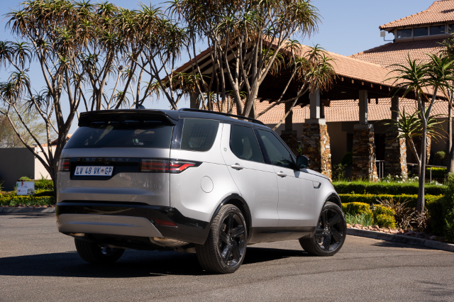 Land Rover Discovery D300 SE rear three quarter view silver black wheels