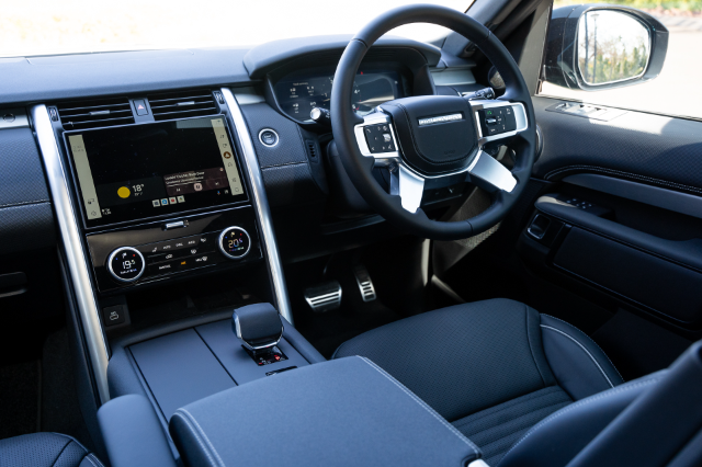 Land Rover Discover D300 Dynamic SE interior front with android auto running on Pivi infotainment screen