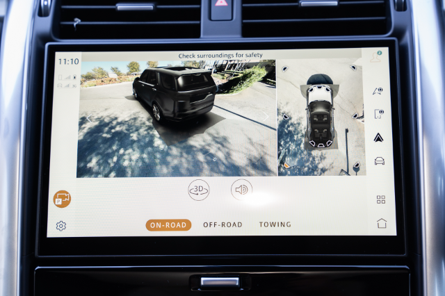 Land Rover Discover D300 Dynamic SE Pivi infotainment screen with 360 degree view cameras 