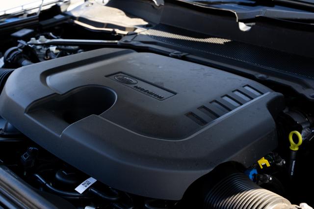 Land Rover Discover D300 Dynamic SE 3.0-litre, turbocharged, Ingenium inline-6 diesel motor