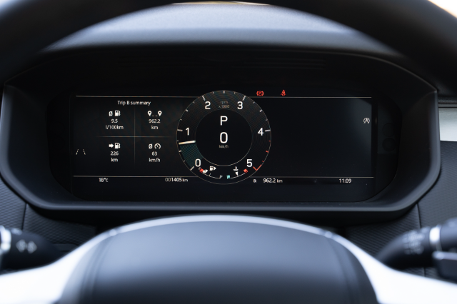 Land Rover Discover D300 Dynamic SE digitial instrument cluster showcasing average fuel consumption figure