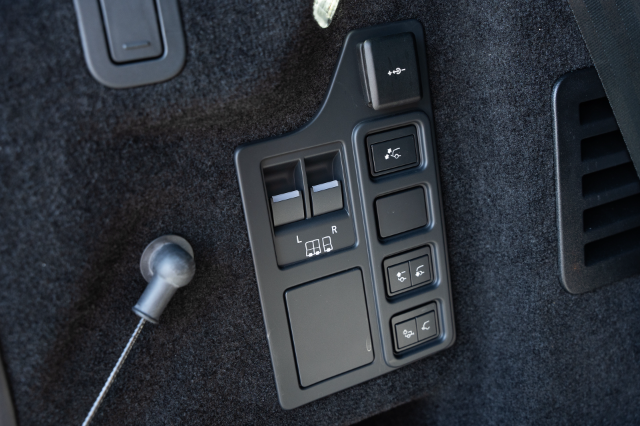 Land Rover Discover D300 Dynamic SE boot buttons for lowering second row of seats electronically
