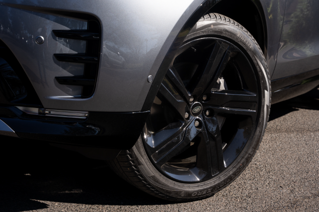 Land Rover Discover D300 Dynamic SE 21-inch alloy wheel finished in black