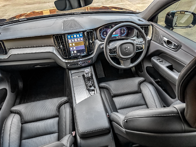 The interior of the XC60 T8 Ultimate Black Edition