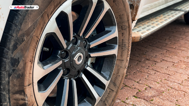Close-up of the GWM P500 2.0T HEV Ultra Luxury 2024's alloy wheel and tire, featuring 265/60R18 specifications and AutoTrader branding.