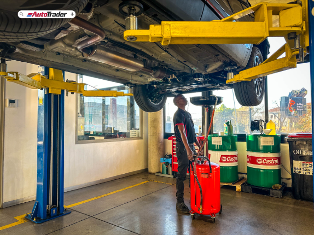Service technician changing the oil on a Chery Tiggo 4 Pro