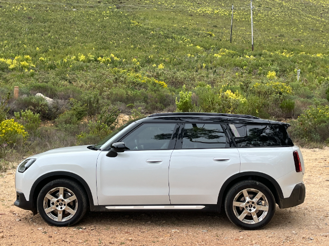 Side view of the MINI Countryman S.