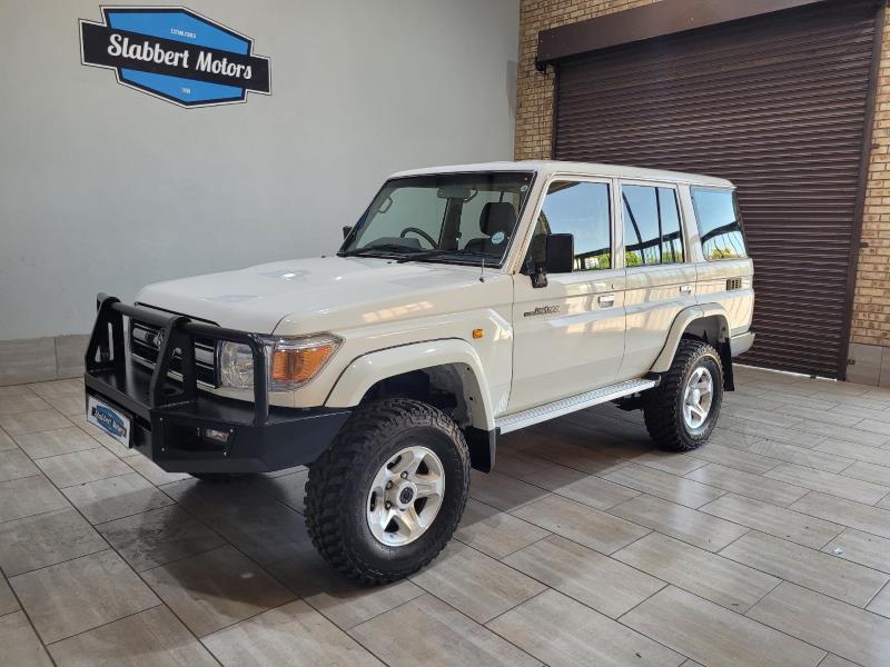 Toyota Land Cruiser 76 4.2D Station Wagon LX for sale in Carletonville ...