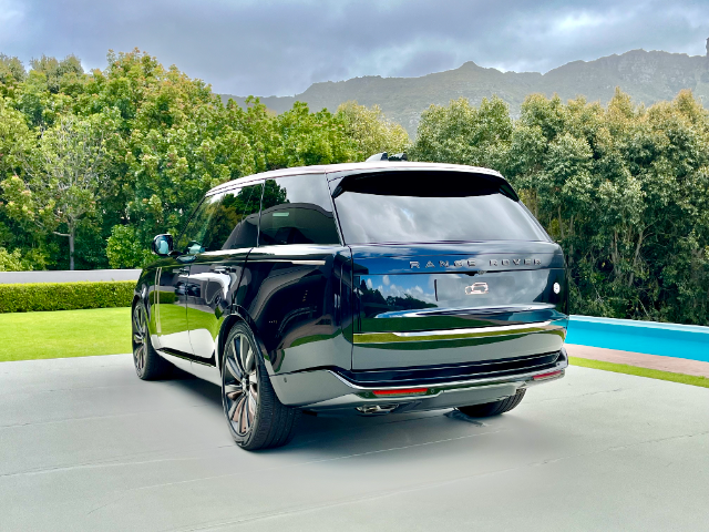 Three-quarter rear-view of the Range Rover Onyx.