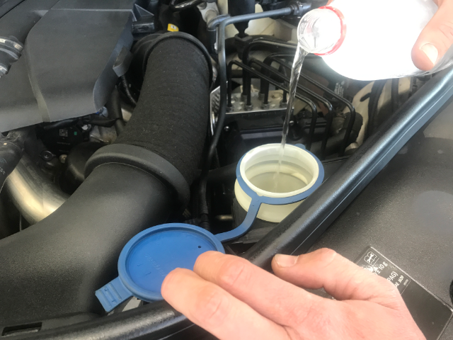 How to top up screen wash on a Mercedes-Benz GLS - Automotive News ...