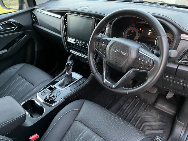 The Onyx model's steering wheel has extra buttons for adaptive cruise control.