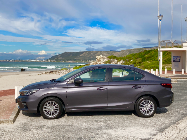 Side view of a Ballade in front of the ocean.