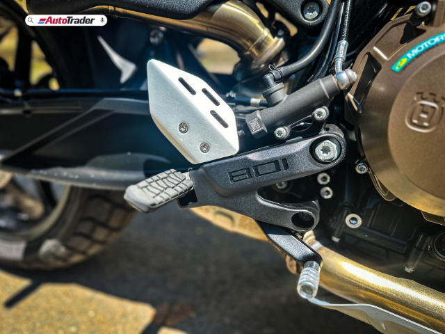 Footpeg arrangement on the Husqvarna 801 Svartpilen