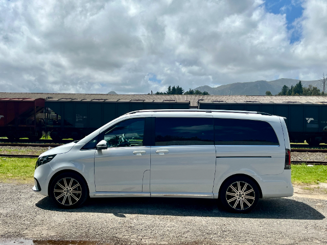 Side profile of the Mercedes-Benz V-Class (2024 model).