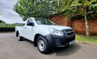 How does the Isuzu D-Max compare to the Nissan Navara?