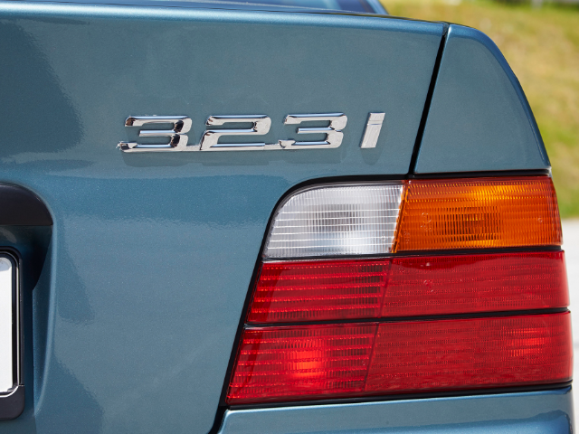 BMW 323i badge