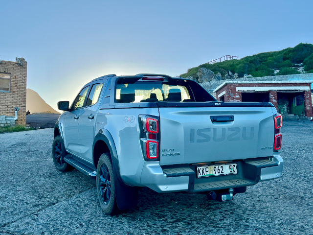 Rear three-quarter view of the D-Max in V-Cross trim.