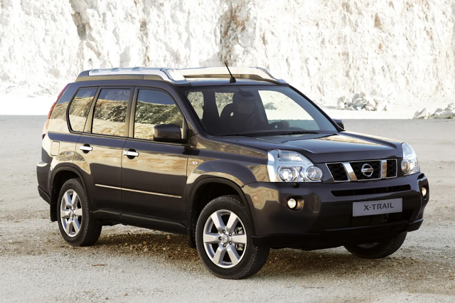 A black Nissan X-Trail circa 2007.