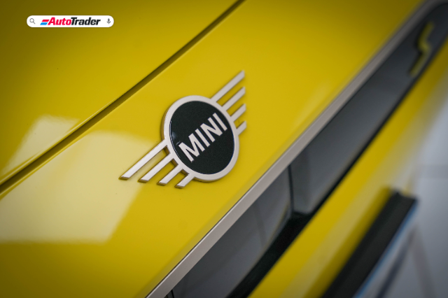 Mini Cooper SE badge
