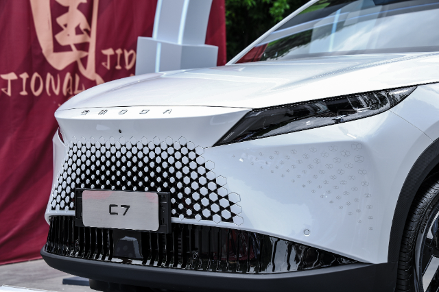 A closer look at the nose of the C7.