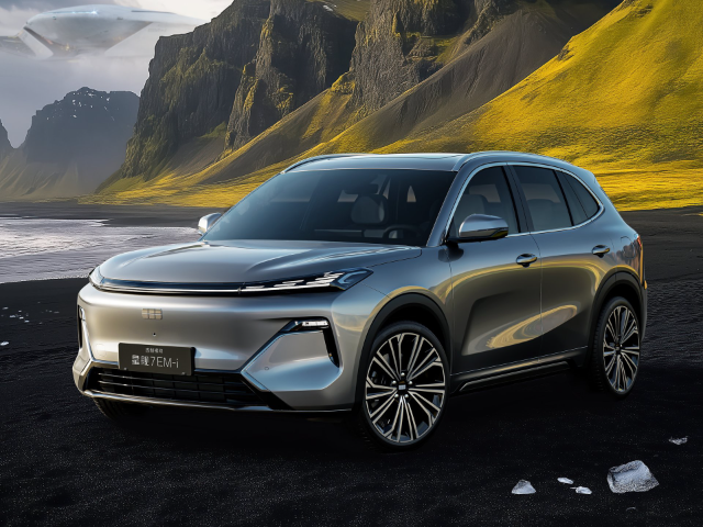 Geely Galaxy Starship 7 EM-i Front Three Quarter Silver