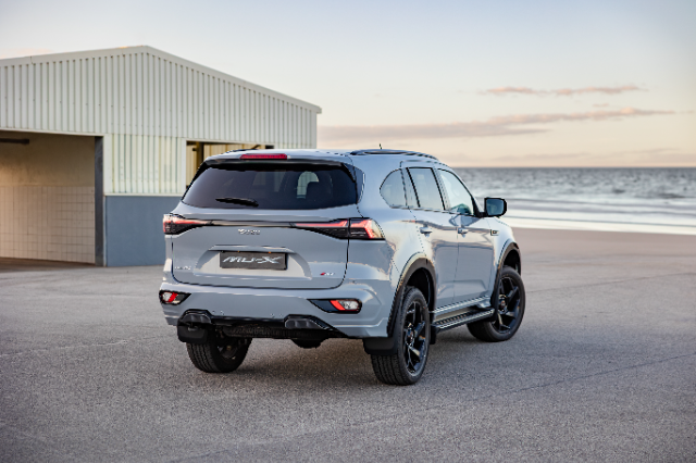 The rear-three-quarter view of the new MU-X.