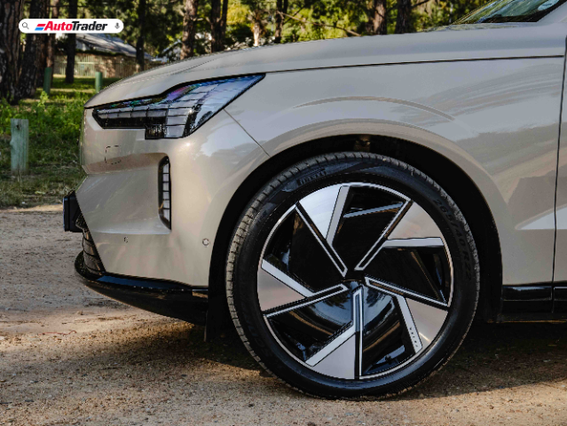 Volvo EX90 wheel shot