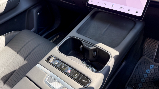 Jaecoo J7 SHS Interior Wireless Charger