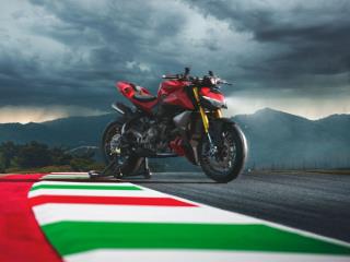 What is the difference between a Ducati Streetfighter and a KTM 990 Duke?