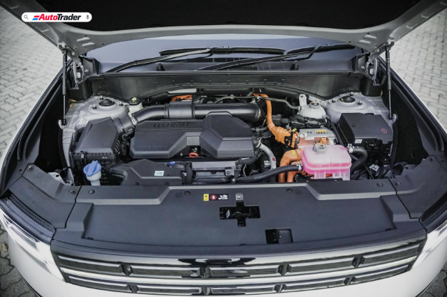 Hyundai Santa Fe 2025 engine bay