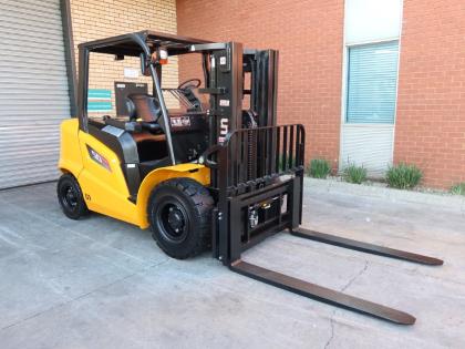 UN Series 50 Compact 5 Ton, 3 Stage / 4 Meter, Solid Tyres, Side Shift, Mitsubishi 52Kw Think Quip