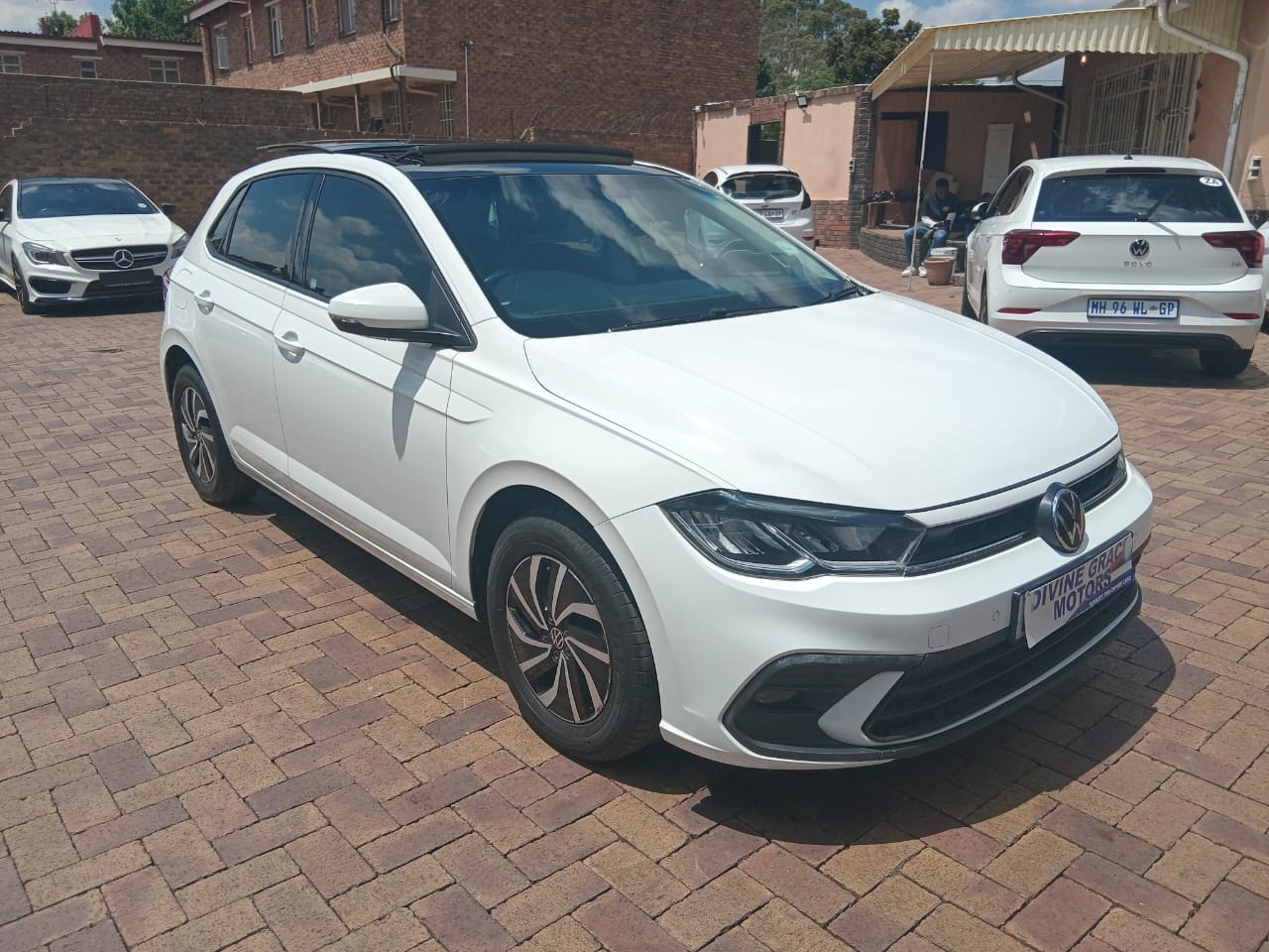 DESCENDANT - CROUCH POLO LS ホワイト 3 Volkswagen Polo Hatch 1.0TSI Life Auto for sale in Kempton Park