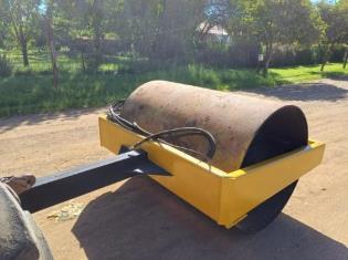 SMOOTH DRUM VIBRATING ROLLER  for sale