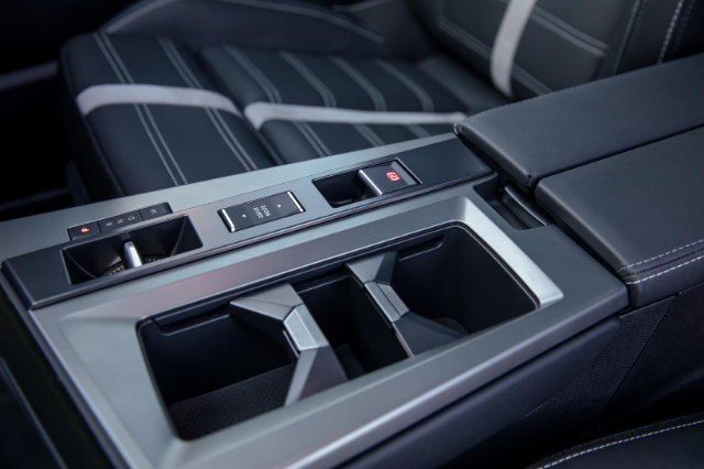 You won't find any knocked-over drinks in this car. Note the size of the gear selector.