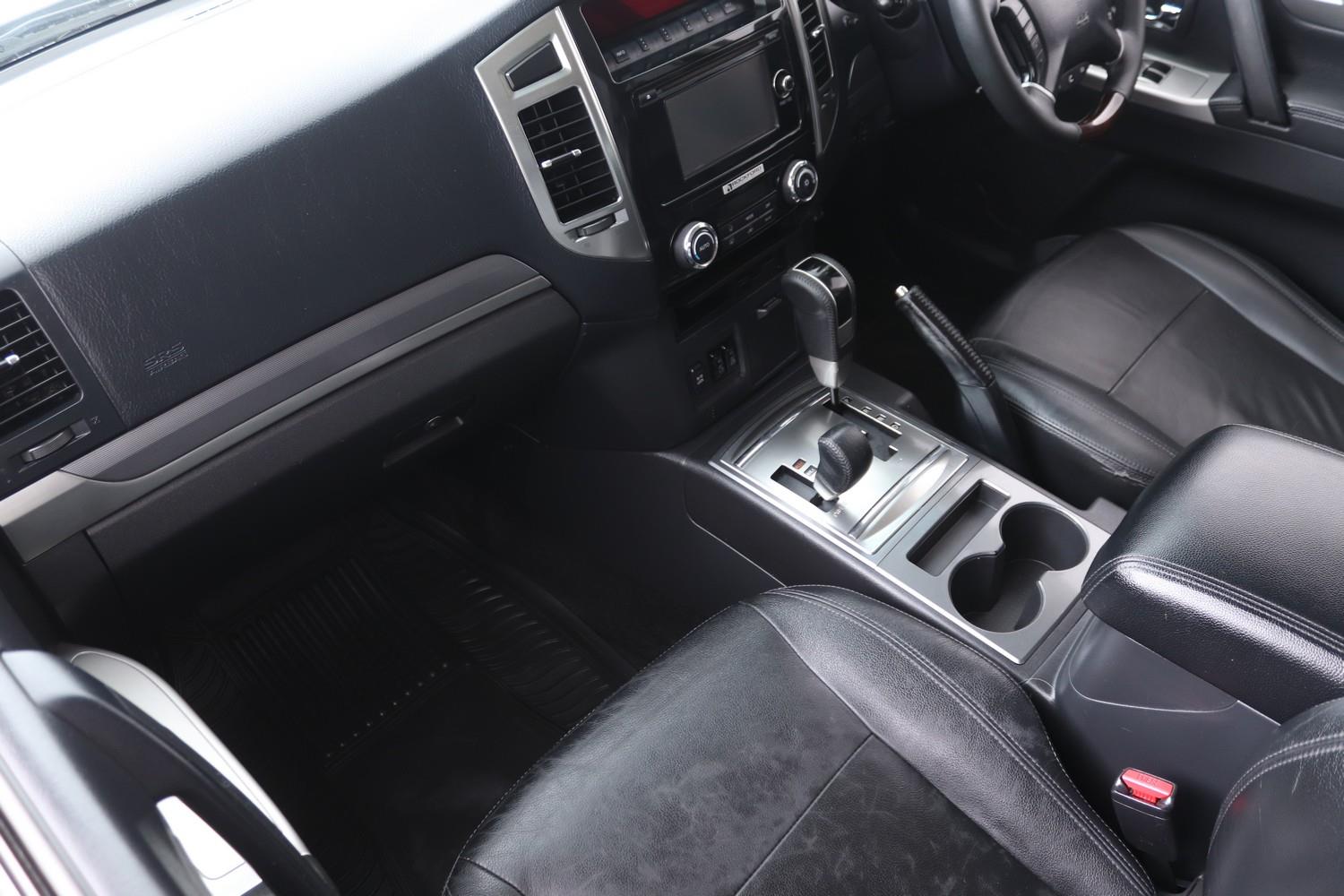 Mitsubishi Pajero 5-Door 3.2DI-D GLS Exceed Mega Theron Traders