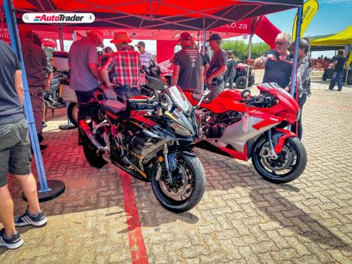 How does the QJ Motors SU-9 compare to the KTM 990 RC R?