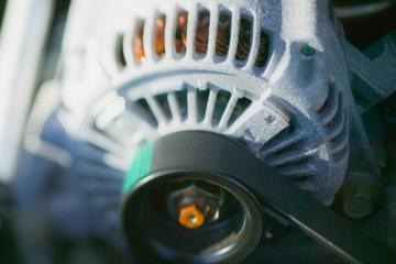 Can a car battery die if the engine is on?